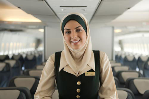 Dù đội khăn trùm đầu song nữ tiếp viên vẫn toát lên vẻ đẹp thân thiện, trẻ trung.