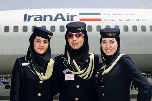 Đồng phục của IranAir cũng có khăn trùm đầu.