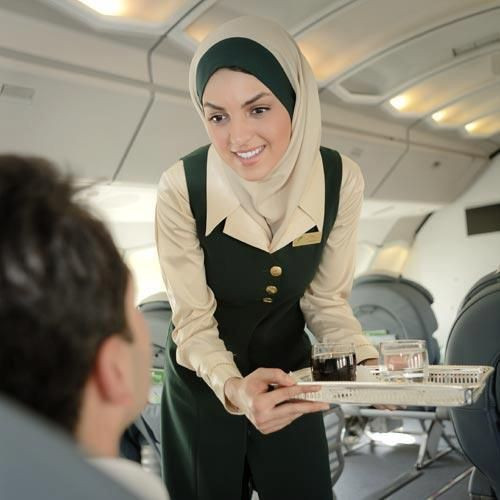 Luật pháp Iran yêu cầu phụ nữ phải đeo khăn che mặt khi xuất hiện ở nơi công cộng. Quy định này cũng được áp dụng với tất cả các hãng hàng không tại Iran. Tiếp viên hàng không hãng Mahan Air của Iran đeo che mặt trên chuyến bay.