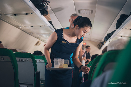 Tiếp viên thân thiện với hành khách trên chuyến bay của hãng hàng không Triều Tiên.