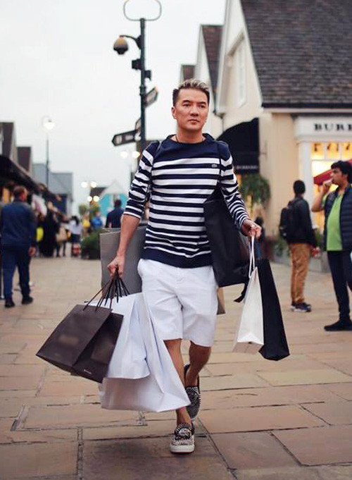 Là những tên tuổi nổi tiếng trong làng giải trí, nhiều sao Việt không ngần ngại khoe những chiến tích mua sắm hàng hiệu “khủng” để khẳng định sự “chịu chơi” của mình. Tổng giá trị của những món đồ các sao Việt “tậu” về trong vòng 1 tháng gồm túi xách, mắt kính, giày hiệu… có khi lên đến cả tỷ đồng.