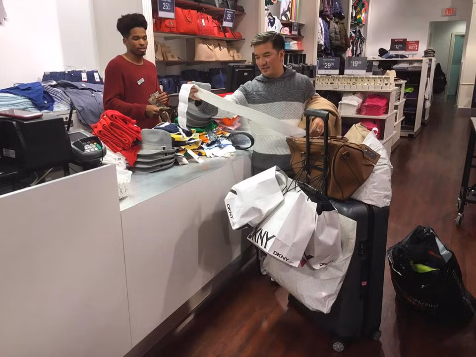 Mr. Đàm bật mí, anh phải mua rất nhiều trang phục, phụ kiện cho bản thân lẫn vũ công, ban nhạc… để mọi người mặc trong liveshow “Mãi mãi bên em”. Nhiều người phải choáng váng trước độ chịu chi cho trang phục của Đàm Vĩnh Hưng.