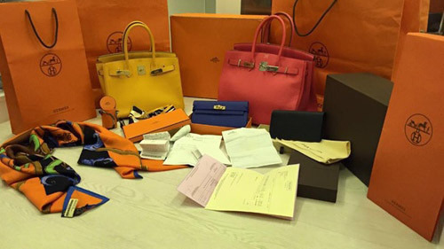 Bức ảnh khoe loạt túi Hermes, khăn quàng, ví cùng loạt hóa đơn mua sắm của Thủy Tiên.