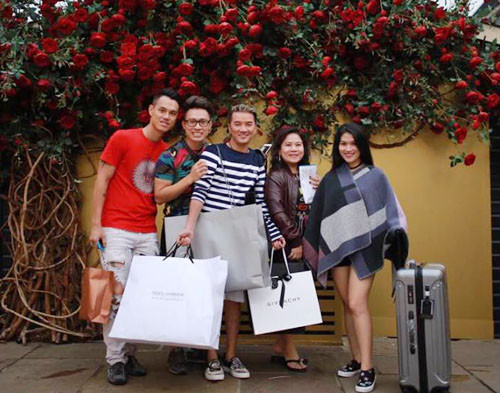 Được biết, sau khi kết thúc chuyến du ngoạn tại Anh, vào đầu tháng 9 tới, Đàm Vĩnh Hưng sẽ tiếp tục sang Mỹ biểu diễn dài ngày và săn lùng các món hàng hiệu độc đáo tại đây.