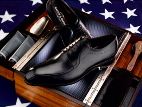 Và nhãn hiệu giày được ông chủ Nhà Trắng lựa chọn là Johnston &amp; Murphy. Hãng tin CNN cho biết, Johnston &amp; Murphy, hãng giày 165 năm tuổi có trụ sở ở Nashville, Tennessee, chuyên sản xuất giày thủ công cho các tổng thống Mỹ, bắt đầu từ Tổng thống Millard Fillmore hồi giữa thế kỷ 19.