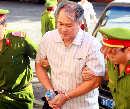 Ngày 19/7, TAND TP HCM mở phiên xử ông Phạm Công Danh (51 tuổi, nguyên Chủ tịch HĐQT Ngân hàng Xây dựng Việt Nam - VNCB, Chủ tịch HĐTV kiêm Tổng giám đốc Công ty TNHH Tập đoàn Thiên Thanh) về các tội Cố ý làm trái quy định của Nhà nước về quản lý kinh tế gây hậu quả nghiêm trọng; Vi phạm quy định về cho vay trong hoạt động của các tổ chức tín dụng.