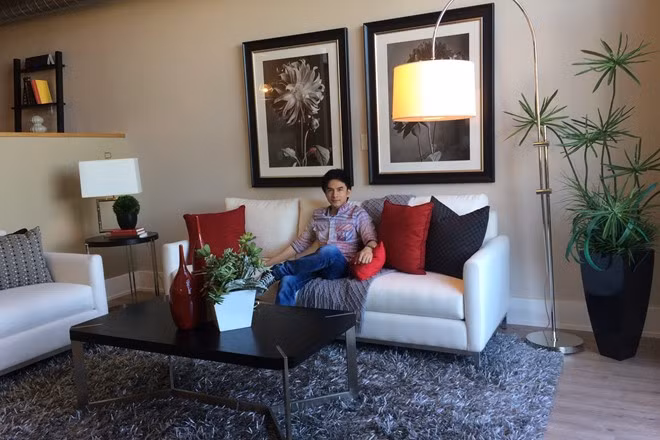 Nam ca sĩ Đan Trường cho biết vợ chồng anh đã cùng nhau lên ý tưởng, thiết kế nội thất cho ngôi nhà sang trọng để tạo nên một không gian sống đúng với sở thích.