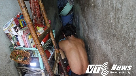 Căn nhà anh Đỏ chật đến nỗi phòng ngủ, phòng bếp, phòng tắm nằm trên diện tích 4,8m2.