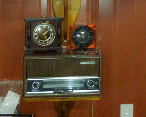 Một trong những món đồ cũng vào hàng hiếm mà ông Lương đang sử hữu là chiếc đài hãng TeleFunken. Giống với chiếc đồng hồ, chiếc radio này được mua ở Hong Kong nhờ một người bạn của ông Lương. Niềm vui sướng của ông đã vỡ òa khi biết được chiếc đài này cùng đời và cùng hãng với chiếc đài của chủ tịch Hồ Chí Minh. Ảnh: VietnamNet.