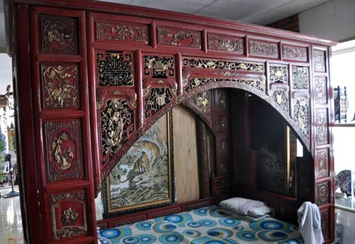 Trong những món đồ cổ giá trị của ông Cường có 9 chiếc long sàng (giường của vua). Những món đồ này đều có giá trị “khủng” với giá 40 tỷ đồng. Ảnh: Infonet.