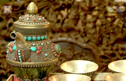 Một trong những cổ vật đắt giá khác của ông Hiến là bộ ấm chén làm bằng vàng nạm ngọc, đời nhà Thanh. Bộ ấm chén được vua Càn Long sử dụng trong việc tiếp đãi quần thần và khách quý. Đã nhiều người ngỏ ý mua nhưng ông nhất quyết không bán. Ảnh: 24h.