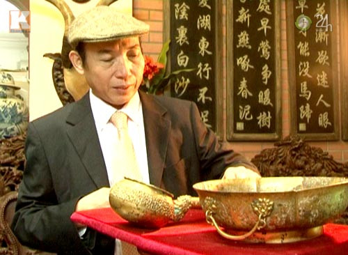 Giới chơi cổ vật thường kháo nhau về người sở hữu nhiều cổ vật nhất Việt Nam, ông Dương Phú Hiến ở Hà Nội. Đến nhà ông, như lạc vào mê cung trong thế giới cổ tích với trên 4.000 cổ vật đắt giá. Ảnh: Ông Dương Phú Hiến bên cạnh một món đồ cổ đắt giá. Ảnh: Khám Phá.