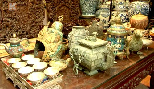 Ông Hiến cho biết, gia đình ông từ đời cụ kỵ đã có thú vui sưu tầm cổ vật. Ông Hiến đã trở thành một nhà sưu tầm cổ vật có tiếng trong giới, sưu tầm và gìn giữ những cổ vật của đất nước và thế giới hơn 40 năm qua. Ảnh: Khám Phá.