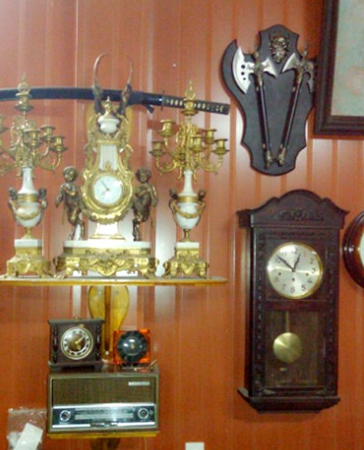 Ông Đa Lương, quê lúa Thái Bình, cũng sở hữu khối đồ cổ trị giá hàng tỷ đồng. Đại gia đồ cổ này sở hữu chiếc đồng hồ đeo tay Omega có tuổi đời hơn 60 năm nhờ chuyến đi của người bạn sang Mỹ. Tại chợ đồ cổ ở California, bạn ông đã thấy chiếc đồng hồ này và gọi điện về mách cho ông. Hiện, có người nài nỉ mua lại số đồng hồ với giá 300 triệu đồng, ông cũng không bán. Ảnh: VietnamNet.