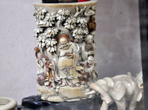 Ống đựng bút bằng ngà voi cũng có từ thế kỷ thứ 18 với giá trị đắt đỏ. Ảnh: Infonet.