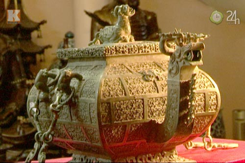 Ông Hiến còn sở hữu ấm hâm rượu hình vuông, dưới đáy có minh văn (chữ viết). Chiếc ấm này được làm bằng hợp kim đồng, ở giữa có đầu rồng. Hiện, chủ nhân và nhiều người cũng chưa định giá được món cổ vật này, chỉ biết trên thế giới khó có thể kiếm ra được cái thứ 2. Ảnh: 24h.