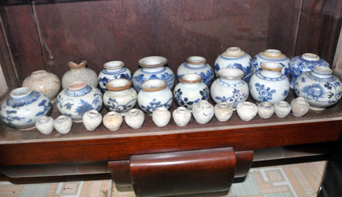 Nhiều chum, hũ có giá trị từ vài chục đến vài trăm triệu đồng của "ông vua đồ cổ Sài Gòn". Ảnh: Infonet.