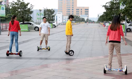 Xe điện tự cân bằng hai bánh trở thành món đồ hút hồn những bạn trẻ ưa thích sự thể hiện và phá cách.