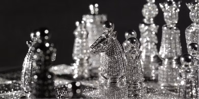 Bộ cờ vua Charles Hollander Chess được đính 320 carat kim cương trắng và đen, trị giá 600.000 USD.