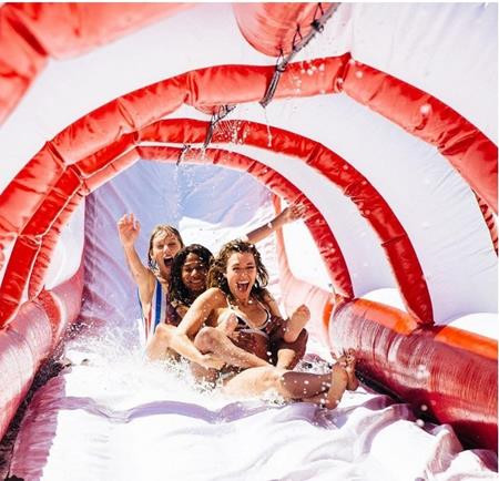 Taylor chơi cầu trượt cùng hai cô bạn là diễn viên Kennedy Rayé và ca sĩ Rachel Platten.