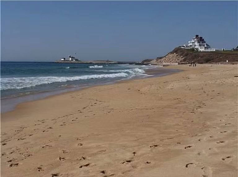 Biệt thự chỉ cách bờ biển vài phút đi bộ.