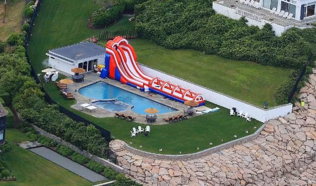 Hồi đầu tháng này, Taylor Swift đã linh đình tổ chức tiệc kỉ niệm ngày Quốc khánh Mỹ ở bể bơi sau nhà.