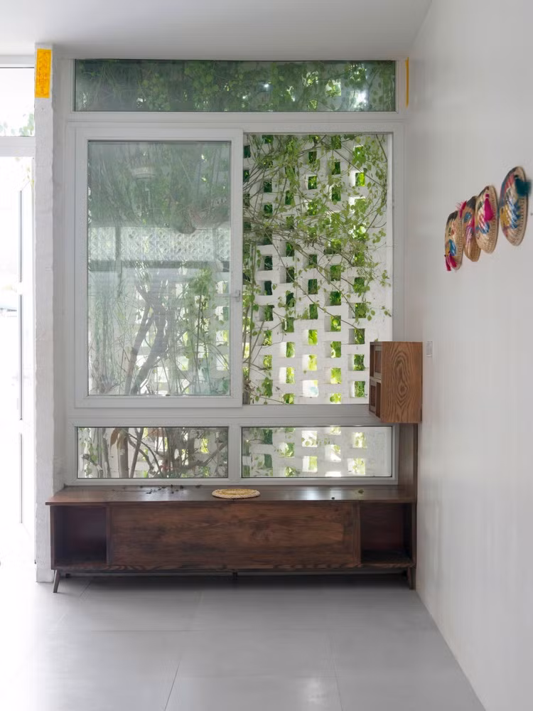 Các ô toáng ở cửa giúp ngôi nhà đón nhận ánh sáng và thông gió tự nhiên. Khi cần, gia chủ có thể kéo cửa kính lại để đảm bảo an ninh cho ngôi nhà.