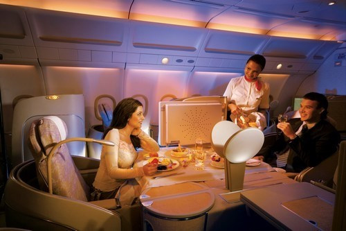 Khoang cabin xa hoa của hãng Etihad được thiết kế như một căn hộ giữa không trung với diện tích rộng 11 m2, bao gồm phòng ngủ, phòng tắm và khu giải trí riêng biệt. “Căn hộ” còn có màn hình 32 inch và một tiếp viên riêng để phục vụ.