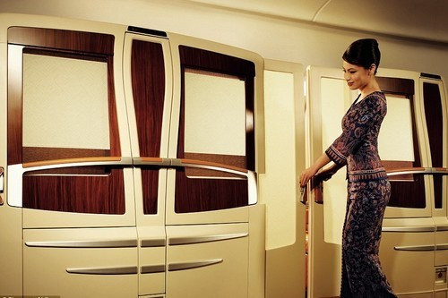 Khoang hạng nhất của Singapore Airlines: Cung cấp cho hành khách sự riêng tư tuyệt đối. Ở đây phục vụ quầy bar, spa, đồ ăn ngon, hệ thống Internet. Một bộ dụng cụ tiện nghi được trao cho tất cả hành khách của khoang này.