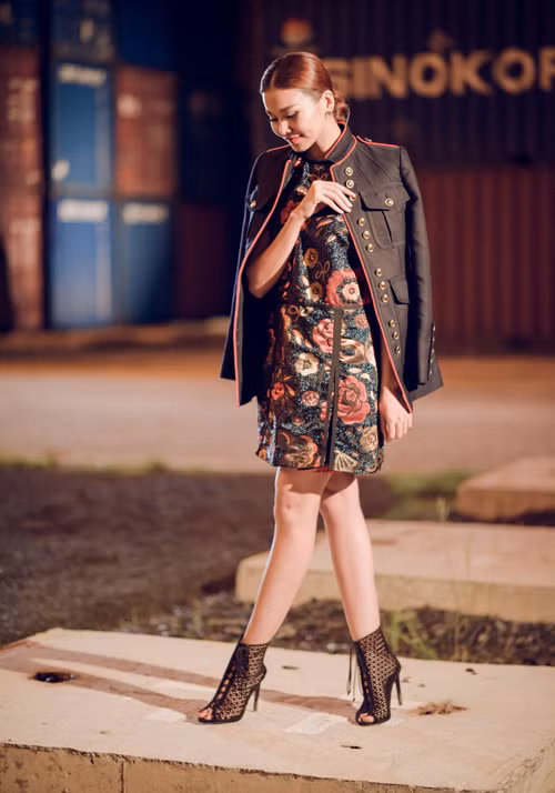 Trong buổi ghi hình đầu tiên của chương trình Vietnam’s Next Top Model 2016, siêu mẫu Thanh Hằng gây ấn tượng bằng trang phục của Burberry với tổng giá trị lên tới gần 200 triệu đồng.