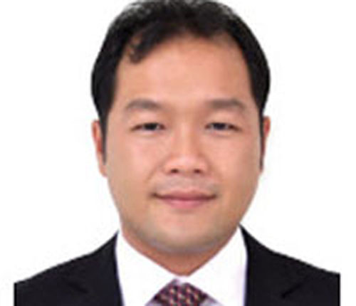 Và để tiếp tục giữ thế thâu tóm, ông Trầm Bê không quên việc đưa con trai của mình là Trầm Trọng Ngân thế vào chiếc ghế này. Nghiễm nhiên Trầm Trọng Ngân trở thành Phó chủ tịch thường trực Ngân hàng Phương Nam. Còn con trai út Trầm Khải Hòa cũng trở thành một thành viên trong Hội đồng quản trị của Sacombank bắt đầu từ tháng 5/2012.