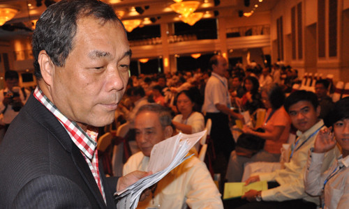 Khi đó, dù không ai khẳng định nhưng hầu như đều ngầm hiểu rằng ông Trầm Bê đã nắm trong tay cả SouthernBank và Sacombank, nên không lấy gì khó hiểu khi ông Trầm Bê lại tiếp tục tham vọng sáp nhập hai ngân hàng làm một. Cuối cùng việc sáp nhập cũng đã được tổ chức vào năm 2015. Hậu sáp nhập thì ông Trầm Bê không còn tham gia điều hành và quản trị nữa. Dù vậy sau khi hoán đổi cổ phiếu từ SouthernBank sang Sacombank, tỷ lệ sở hữu của ông Trầm Bê và những người liên quan đã tăng từ mức 6,773% lên 9,49% vốn ngân hàng sau sáp nhập.