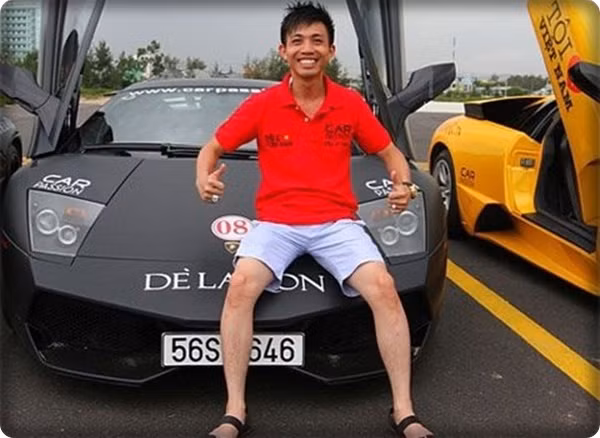 Minh Nhựa tên thật là Phạm Trần Nhật Minh, được biết đến là một thiếu gia nổi tiếng tại TP HCM với việc sở hữu nhiều siêu xe trị giá hàng chục tỷ. Ngoài là một tay chơi siêu xe có tiếng, đại gia Minh Nhựa còn được biết đến là một trong hai phó giám đốc của Công ty TNHH Nhựa Long Thành.