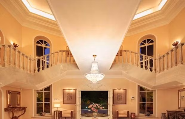 Ngoài hồ bơi ngoài trời, dinh thự còn có cả sân tennis, bể sục ngoài trời, một phòng an ninh, hệ thống tưới tiêu, sàn nhà đá cẩm thạch và view nhìn ra biển, núi và thung lũng.