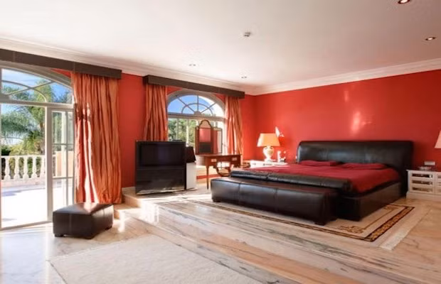 Phòng ngủ được trang hoàng với hai gam màu chủ đạo là đỏ đen.