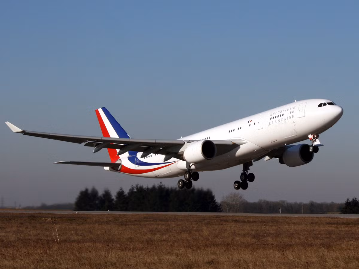 Các tiếp viên trên máy bay hay những người ít thân cận hơn với tổng thống ngồi ở khu vực chật hẹp phía sau cùng máy bay có 12 ghế hạng phổ thông.