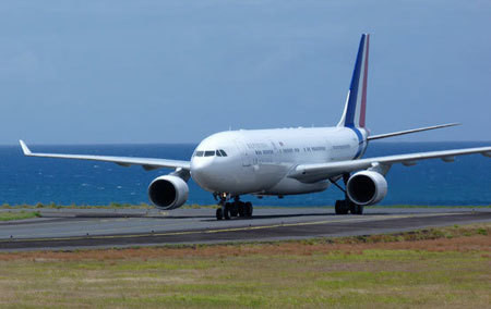 Từ một chiếc máy bay chở khách thông thường, chiếc Air Sarko One đã lột xác thành chuyên cơ có trang bị công nghệ chống tên lửa, một hệ thống thông tin liên lạc bảo mật và đặc biệt là một phòng ngủ giường đôi có buồng tắm vòi hoa sen ngay nằm ngay sau buồng lái.