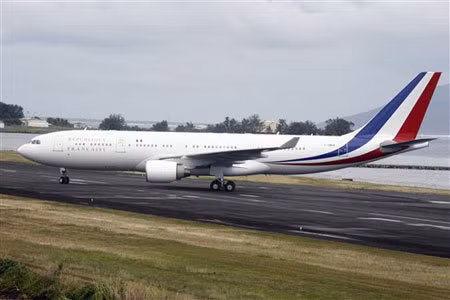 Chiếc Airbus A330-200 này là hàng "second-hand" được chính phủ Pháp mua lại từ hãng hàng không Caribbean Airlines từ năm 2008 và "độ" thành chuyên cơ sang trọng cho Tổng thống Sarkozy. Giới truyền thông Pháp đặt biệt danh cho chiếc máy bay này là Air Sarko One.