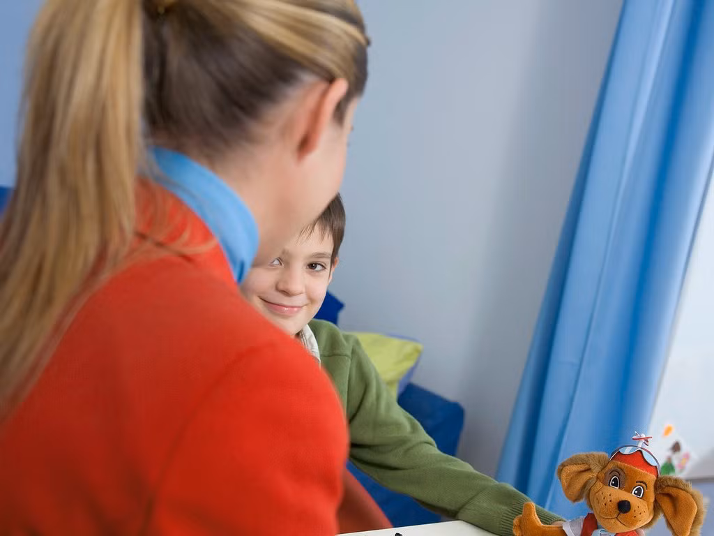 Tiếp viên phục vụ cho nhu cầu cá nhân: Các hãng hàng không đang mở rộng dịch vụ cá nhân để hỗ trợ hành khách có nhu cầu khác nhau. Khách hạng nhất của hãng Lufthansa được cung cấp một trợ lý cá nhân, người này sẽ đón khách tại sân bay và hỗ trợ khách đi qua khu kiểm soát hộ chiếu, đưa họ qua các tuyến đường an ninh nhanh nhất để khách lên máy bay đầu tiên. Hoặc có hãng cung cấp cả dịch vụ trông trẻ trên máy bay.