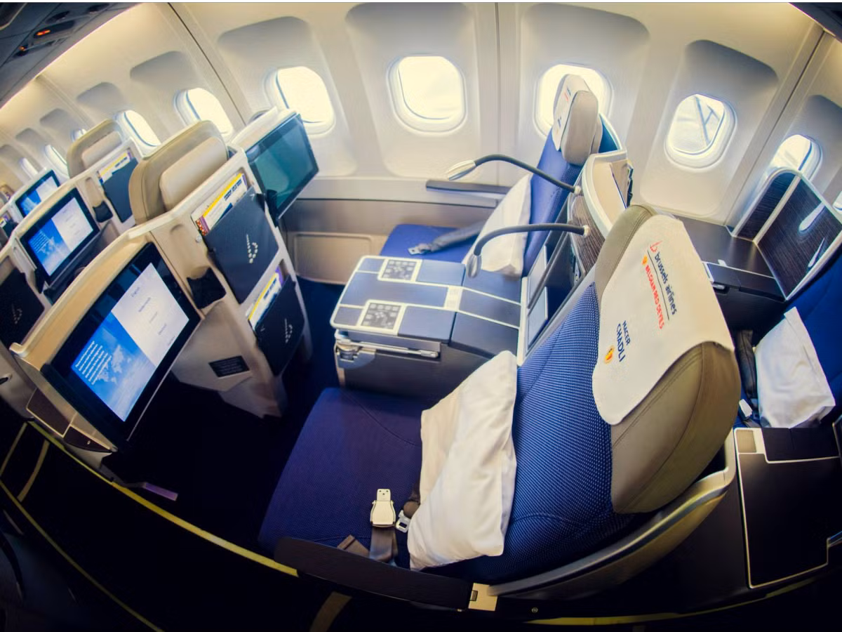 Ghế đi kèm với chức năng massage: Bên cạnh tính năng có thể ngả thành giường ngủ bằng phẳng, các hãng hàng không còn thiết kế thêm tính năng massage vào chỗ ngồi cho hành khách hạng nhất. Chẳng hạn như ghế khoang hạng nhất trên chiếc Boeing 747-400 của hãng Qantas hay ghế hạng thương gia trên máy bay của hãng Turkish Airlines đều cung cấp tính năng massage.