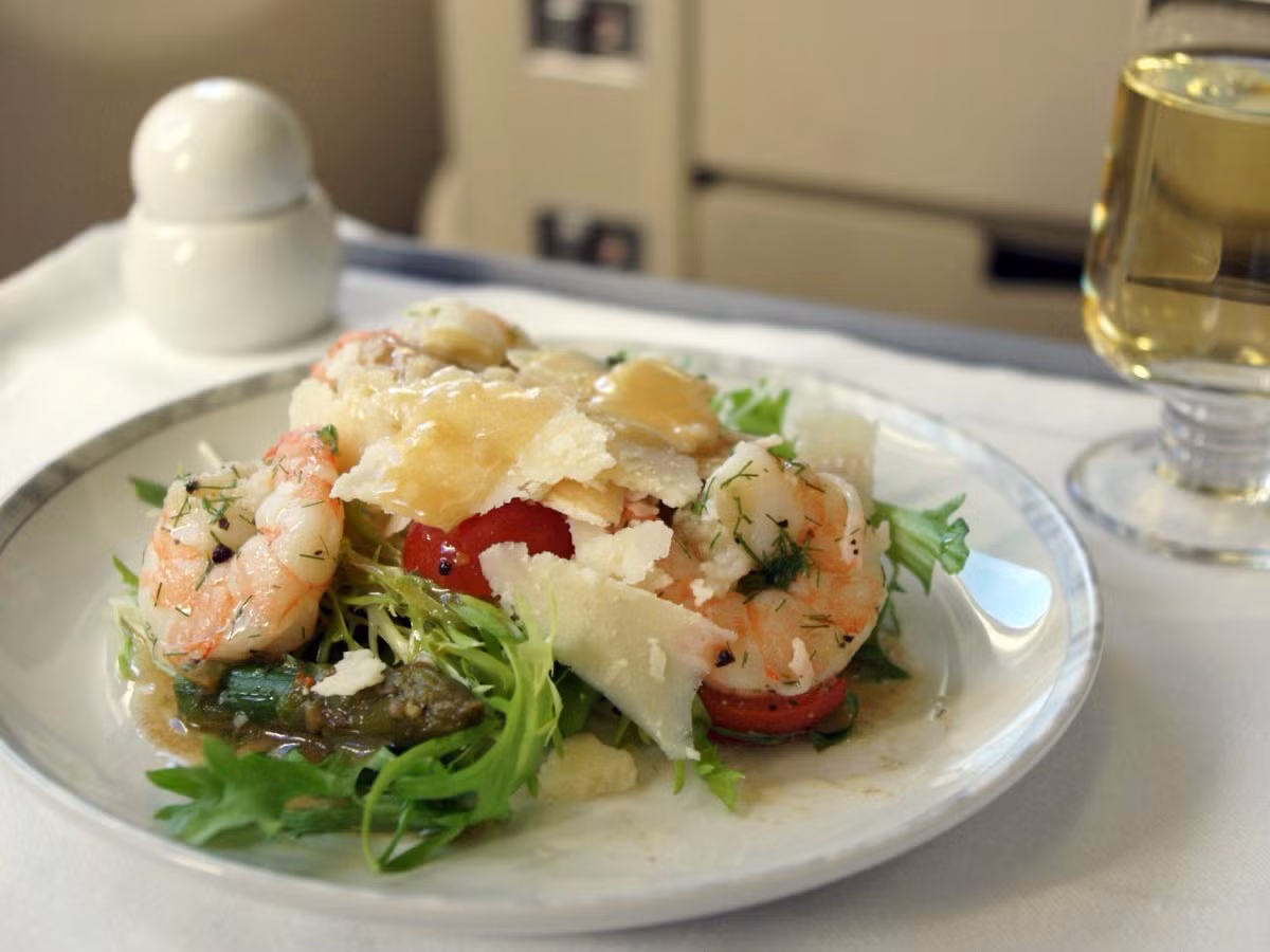 Đầu bếp có tay nghề của các hãng hàng không ngày càng sáng tạo nhiều món ăn hấp dẫn hơn trong thực đơn: Nhiều hãng hàng không cung cấp bữa ăn đặc biệt chuẩn bị bởi các đầu bếp nổi tiếng. Hãng Qatar Airways thuê đầu bếp nổi tiếng Nobu Matsuhisa và Vineet Bhatia để cung cấp thực đơn các món ăn khoang thương gia và khoang hạng nhất.