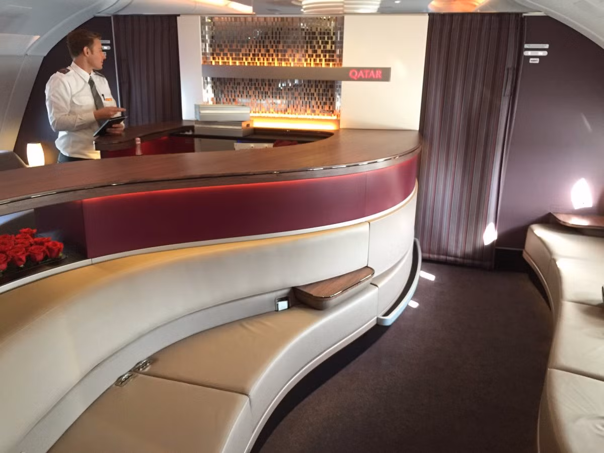 Có quán bar và phòng chờ trên máy bay: Quầy bar trên máy bay A380 của hãng Qatar Airways gồm hoa tươi, đồ uống và đồ ăn nhẹ phục vụ hành khách VIP. Trong khi đó, quầy bar của hãng hàng không Virgin Atlantic trên máy bay A330 cũng khá rộng rãi để làm hài lòng hành khách.