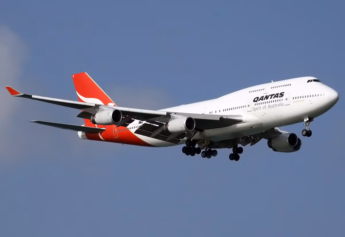 Phiên bản mới đang hoạt động của 747, 747-400 là một trong những loại máy bay dân dụng cỡ lớn nhanh nhất đang hoạt động trong các hãng hàng không với tốc độ đạt 913 km/h. Phiên bản chở khách 747-400 có thể chở 416 khách với ba hạng ghế hoặc 524 khách với bố trí cho hai hạng ghế ngồi.