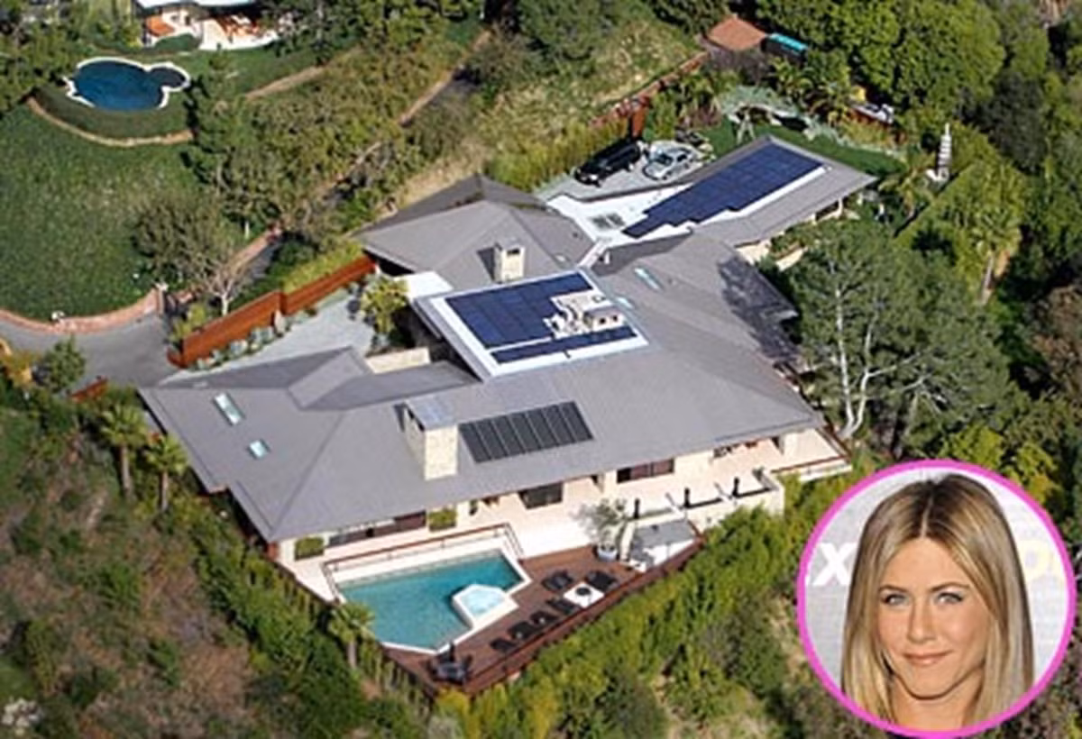 Jennifer Aniston là một trong những sao nữ giữ vững phong độ trong suốt nhiều năm qua dù tham gia ít phim nhưng ký được nhiều hợp đồng quảng cáo. Nữ diễn viên 46 tuổi có thu nhập 16,5 triệu USD. Căn nhà của nữ diễn viên người Mỹ nằm ở khu Beverly Hills sang trọng.