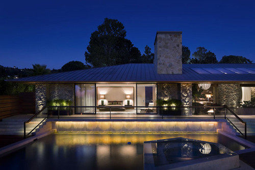 Jennifer Aniston hợp tác cùng nhà thiết kế Stephen Stadley để tu sửa ngôi nhà được xây dựng từ năm 1970 thành thiên đường hoàn hảo cho mình.