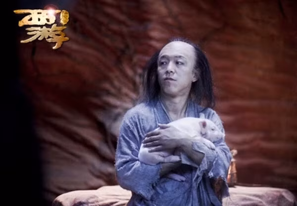 Không chỉ có "Tôn Ngộ Không 3 lần đánh Bạch Cốt Tinh" mới thiết kế ra dàn nhân vật lạ hoắc. Nhiều bộ phim trước đó cũng đã có sự thử sức, đổi mới về mặt tạo hình khiến khán giả hết sức kinh ngạc. Ảnh: Tôn Ngộ Không Hoàng Bột tựa như một gã ăn mày trong "Tây Du Ký: Mối tình ngoại truyện".