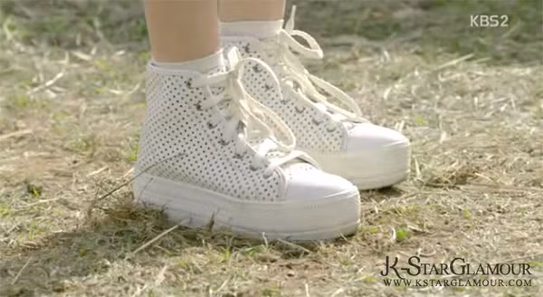 Đôi sneaker da trắng cao cổ độn đế thiết kế đục lỗ độc đáo khiến người hâm mộ mê mẩn.