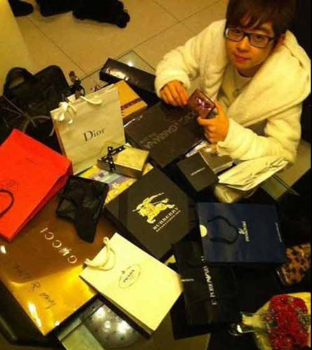 Cô nàng còn có một thú vui khác là khoe các món đồ hàng hiệu xa xỉ. Thế nhưng sau khi trên mạng lan truyền những bức ảnh xa hoa đó, có không ít người thể hiện sự bất bình và thái độ lên án hành vi cố ý khoe khoang của Zhang Jiale.