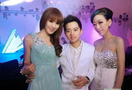 Ái nữ của một đại gia tiếng tăm của Trung Quốc có sở thích đặc biệt là giả trai để ăn chơi thác loạn, cùng từng khiến dư luận xôn xao. Tự tay tung lên mạng những bức ảnh ăn chơi sa đọa của mình, ái nữ tỷ phú trẻ tuổi khiến nhiều người tranh cãi khi phát ngôn "Tiền là rác, quyền là trò chơi".