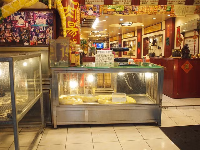 Ở “hẻm rắn” nổi tiếng của Đài Loan, du khách được tận mắt nhìn thấy những con rắn sống được trưng bày ở các cửa hàng bán sản phẩm liên quan tới rắn.